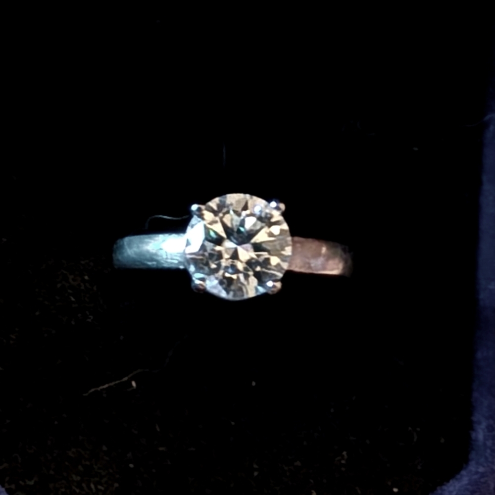 Elegant Silver Ring with Brilliant Ethical moissanite